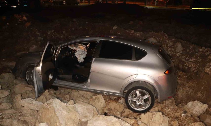 inşaat kazısına düşen otomobilde iki kişi yaralandı