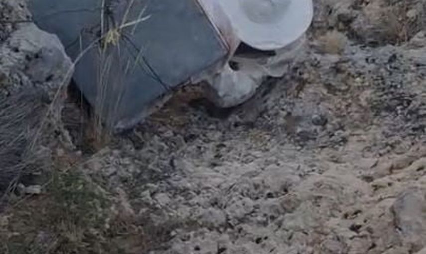Kayalıklara sarkıtılan kovandan petek petek doğal bal hasadı