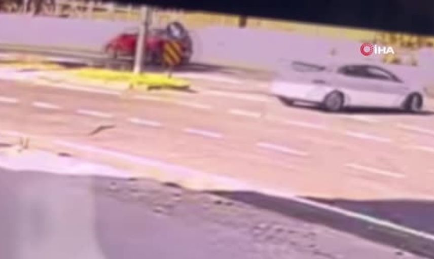 Çobançeşme kavşağında ters yön çarpışması iki kişiyi yaraladı