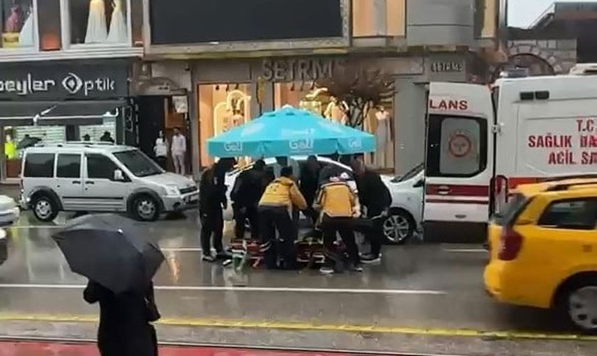 Yağmur altında yardım eli: Bursa Osmangazi'de yaya otomobile çarptı