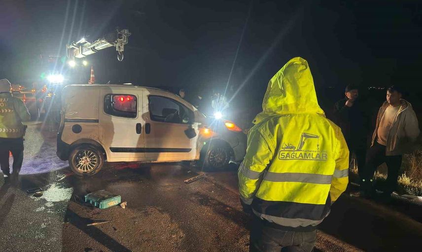 Afyonkarahisar'da kavşakta üç aracın çarpışması bir kişiyi yaraladı