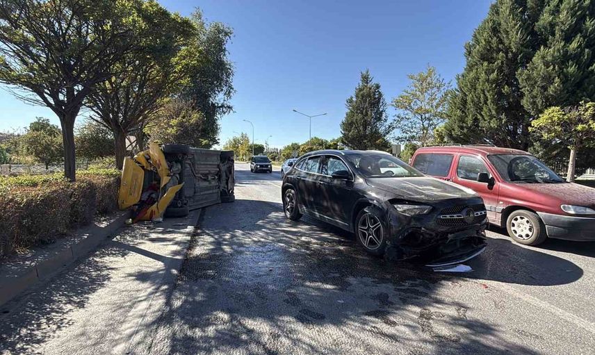 Odunpazarı'nda taksi ve suv çarpıştı, iki sürücü yaralandı