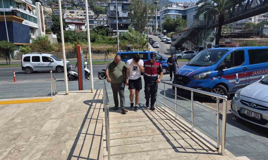 Alanya'da Mahmutlar'da düzenlenen operasyonda 700 gram esrar ele geçirildi, iki kişi tutuklandı