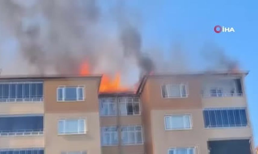 Silivri'de çatı yangını rüzgârla büyüdü, itfaiye çevreyi korudu