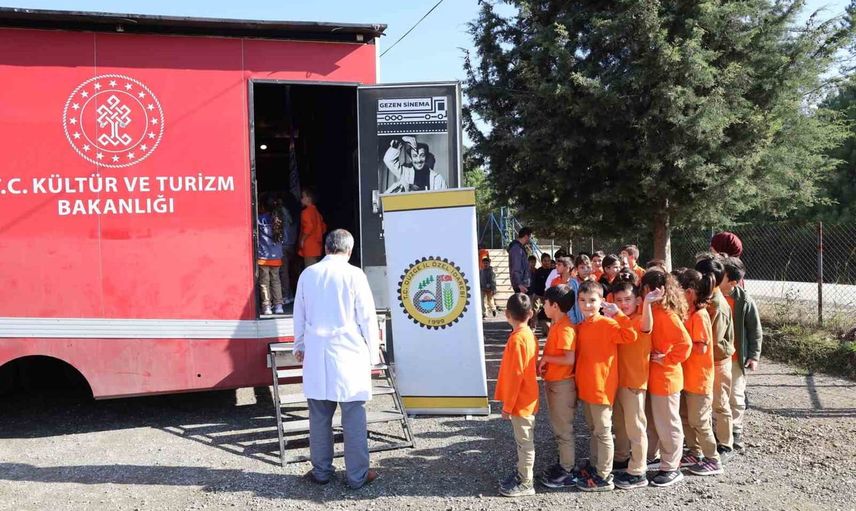Gezen sinema tırı Kaynaşlı Üçköprü köyünde öğrencilere sinema keyfi sundu