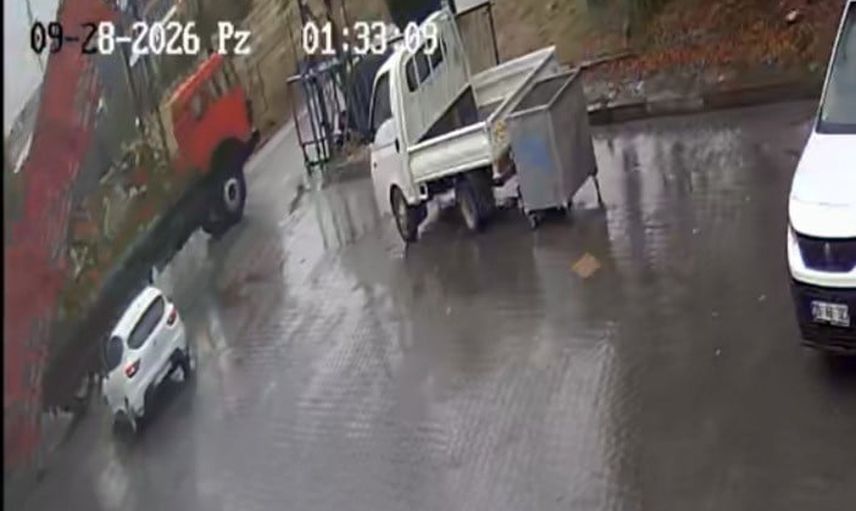 Eskişehir'de damperi açık kalan kamyon sanayi sitesi kapısını yıktı