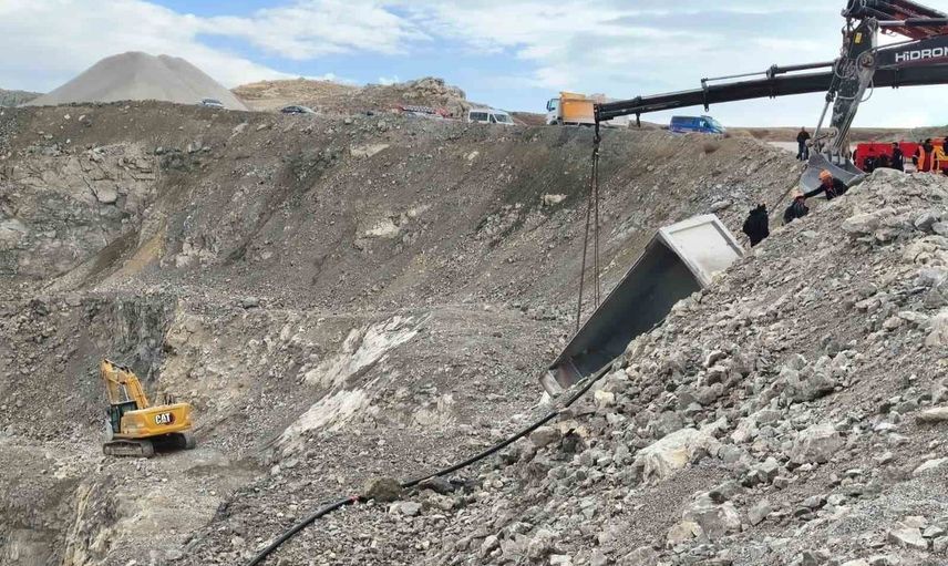 Kurtlukaya yakınlarında kamyon devrildi, sürücü sıkıştı ve hastaneye sevk edildi