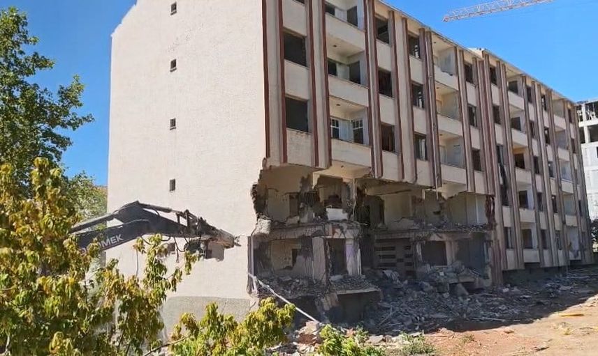 Elazığ’da dönüşüm çalışmasında iki bitişik 5 katlı bina tek hamlede yıkıldı