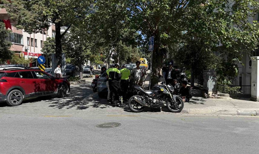 Menteşe sokaklarında çarpışma: motosiklet sürücüsü yaralandı