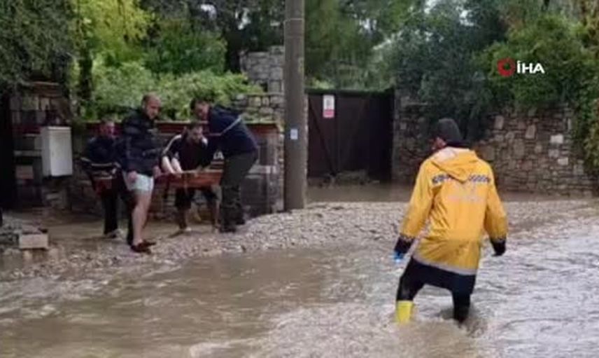 Bodrum'da sel benzeri sağanak sokakları göle çevirdi, hamile kadın sedyeyle kurtarıldı