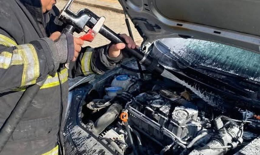Dörtyol'da alevlerin sardığı araç itfaiyenin müdahalesiyle kontrol altına alındı