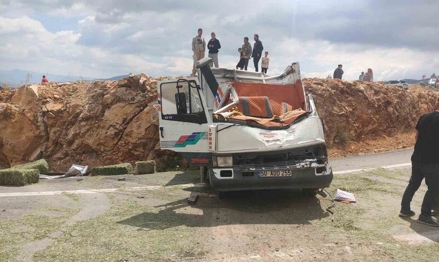 Virajı alamayan kamyonet devrildi: yonca balyaları can aldı