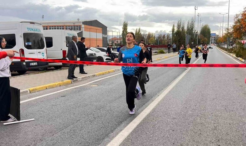 Tomarza’da minikler cumhuriyet kupası için podyuma çıktı