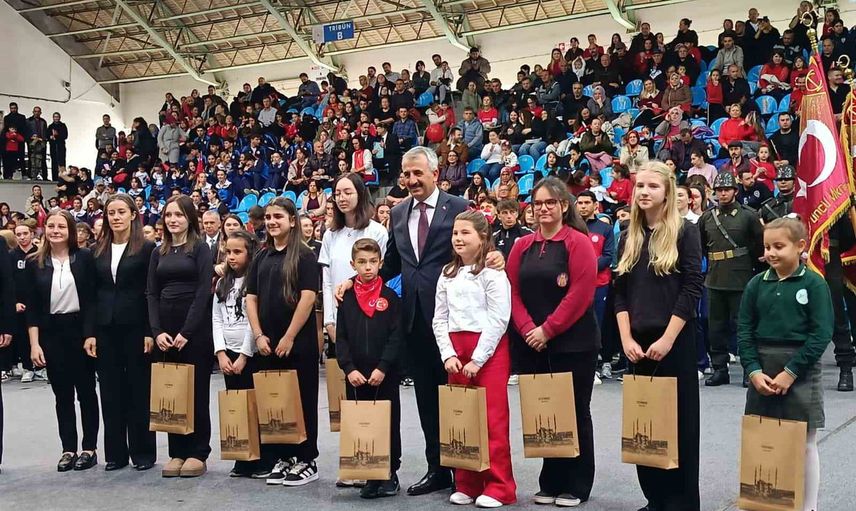 Edirne'de cumhuriyet coşkusunu küçük bayraklı çocuk taçlandırdı