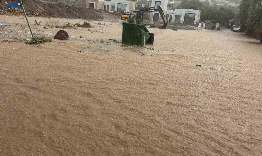 Bodrum'da sağanak ulaşıma engel oldu, ekipler tıkanan giderleri açtı