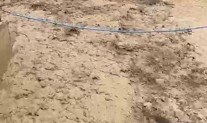 Uzundere'de sağanak yolları kilitledi, bir araç sel sularında mahsur kaldı
