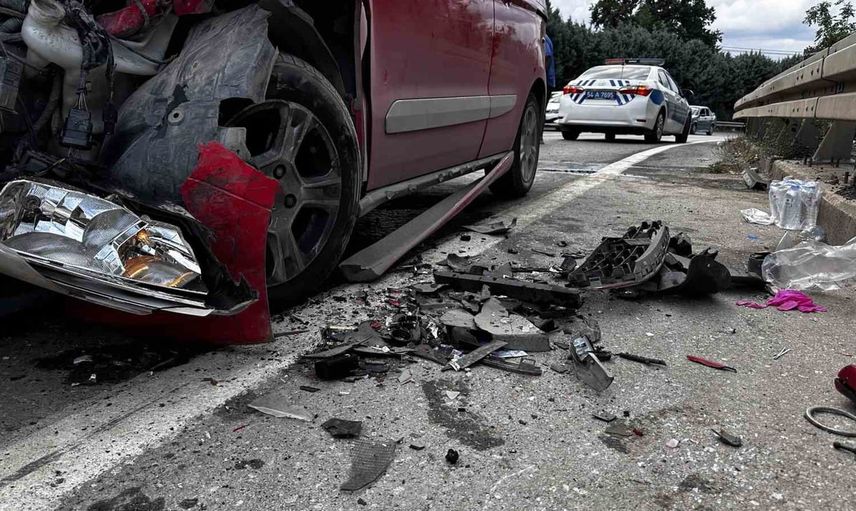 Sapanca'da dar yolda kafa kafaya çarpışma: 2 yaralı, araçlar hurdaya döndü