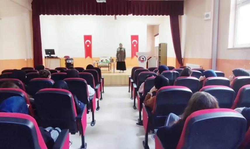 gençlere peygamber örneğiyle aile ahlakı anlatıldı