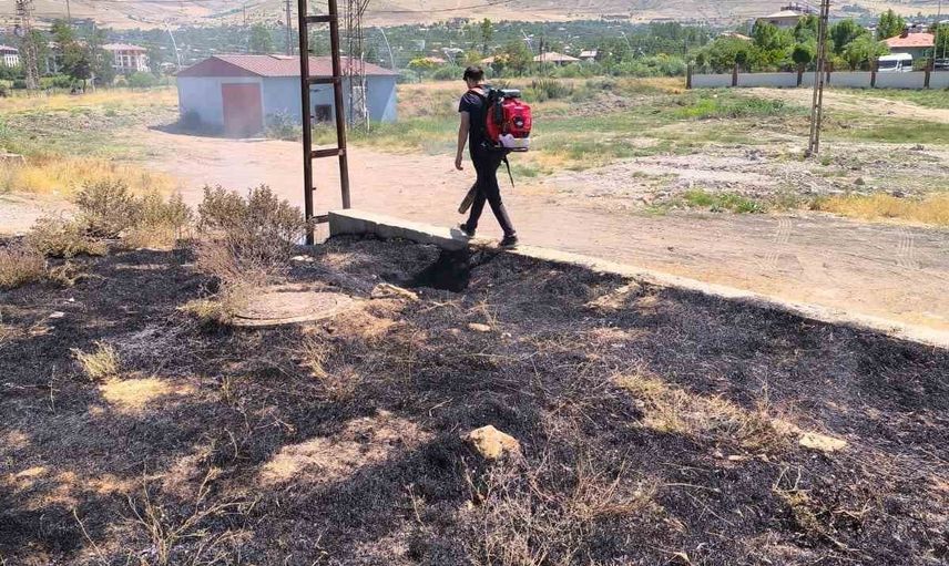 Hastane civarındaki anız yangını Van'ın Gevaş ilçesinde hızlı müdahaleyle kontrol altına alındı