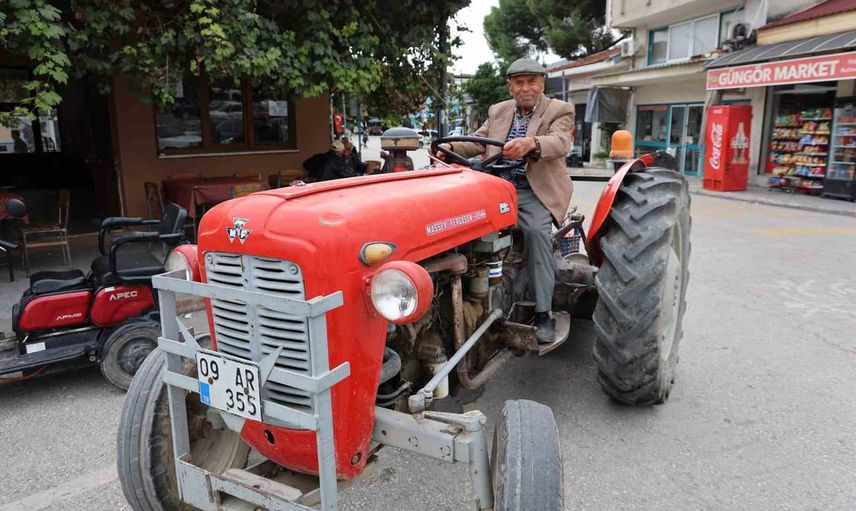 Ali dede 69 yıllık traktörüyle yıllara meydan okuyor