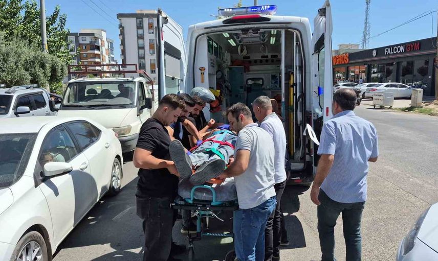 Adıyaman'da motosikletle hafif ticari araç çarpıştı: sürücü yaralandı