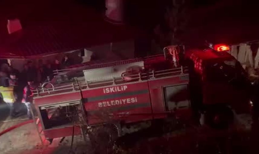 Gece lojmanda başlayan yangın bitişikteki evi de etkileyerek iki evi kullanılmaz hale getirdi