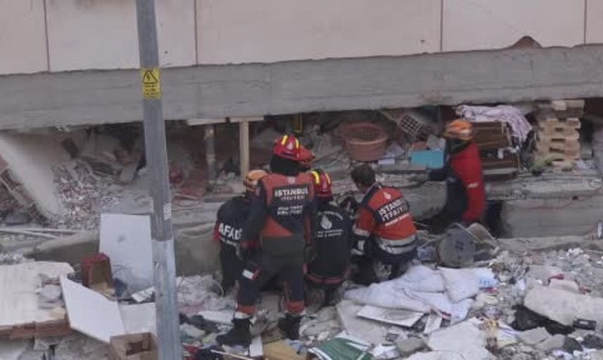 Maltepe'de çökme sonrası enkaz altında arama: ekipler itfaiye merdiveniyle çalışıyor