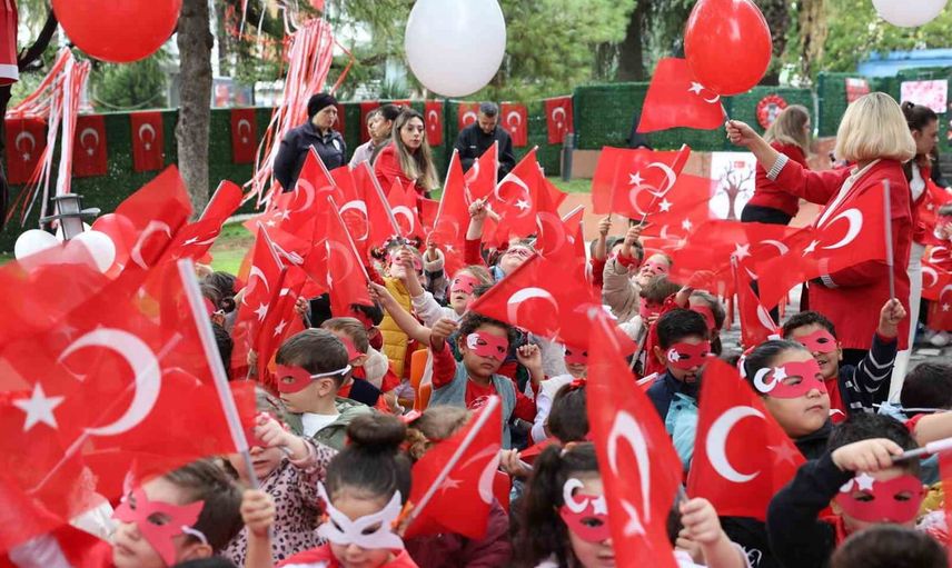 Miniklerden cumhuriyet coşkusu: Şehzadeler'de 29 Ekim kutlaması