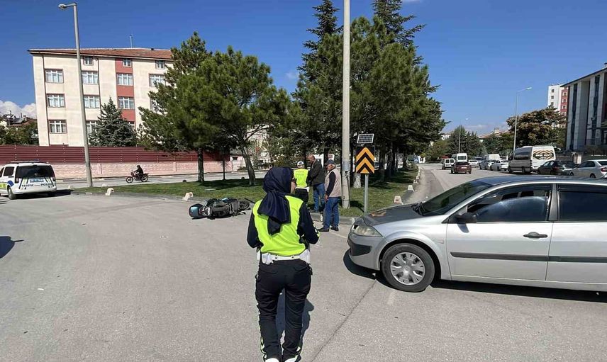 Karaman'da kavşakta çarpışma: motosiklet sürücüsü hastaneye kaldırıldı