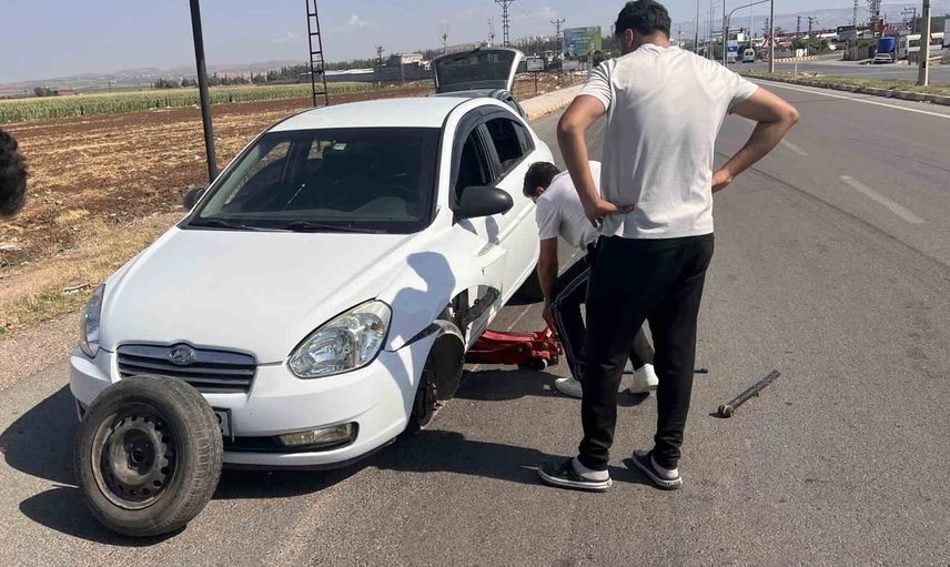 KPSS çıkışı lastiğin fırlaması Reyhanlı'da sürücünün moralini bozdu