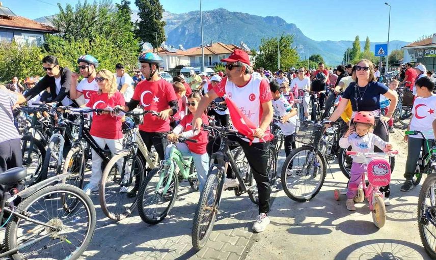 Köyceğiz'de ay yıldızlı pedallar cumhuriyeti selamladı