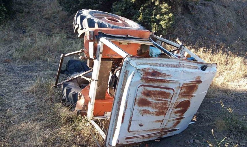 Traktör devrildi: sürücü olay yerinde yaşamını yitirdi