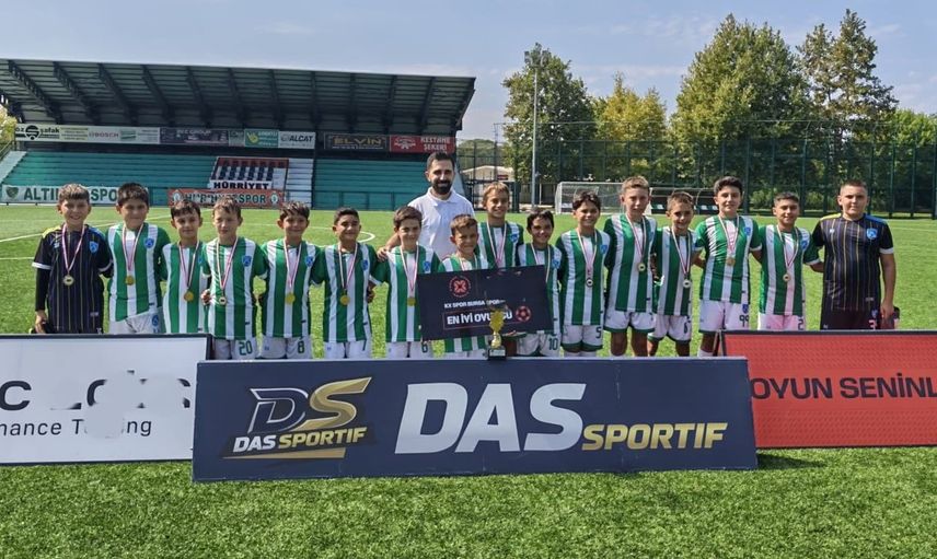 Küçük futbolculardan büyük zafer: Balıkesir Büyükşehir Belediyespor U-11 Bursa'da şampiyon