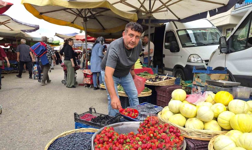 Pazarlarda yazdan kalma çilek rağbeti: Eskişehir'de tezgahlar bir saatte tükeniyor