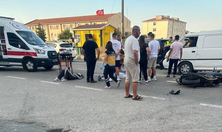 Keşan'da kavşakta çarpışma: motosiklet sürücüsü ve yolcusu yaralandı