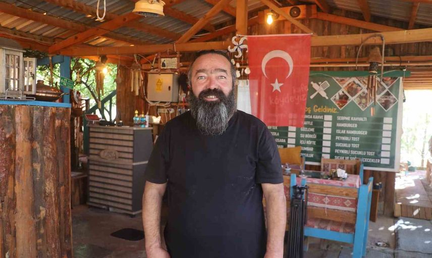 Emekli memurun köy evini kente alternatif hale getiren iki katlı kafe