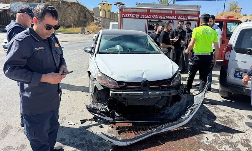 Yüksekova'da kavşakta çarpışma: 2 kişi yaralandı
