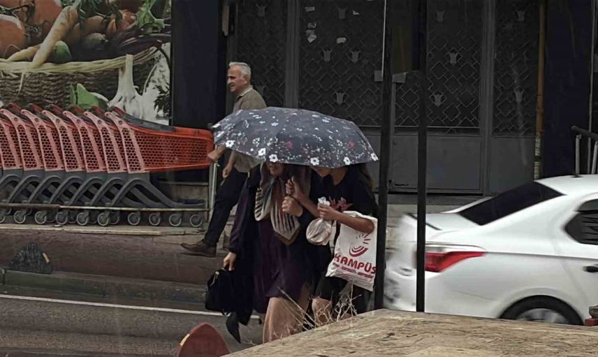 Bolu'da sıcaklık bir günde 15 derece düştü, sağanak etkili