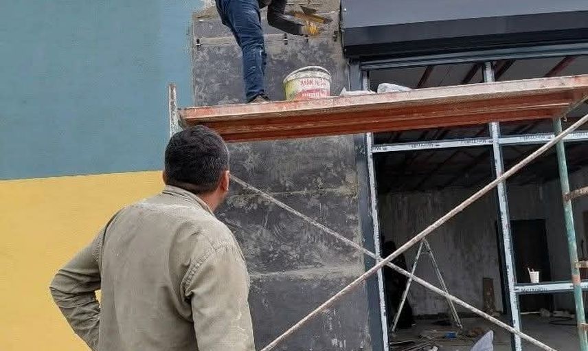 Okul tadilatında müdür Erhan Aksu tulumla sıva ve fayans yaptı