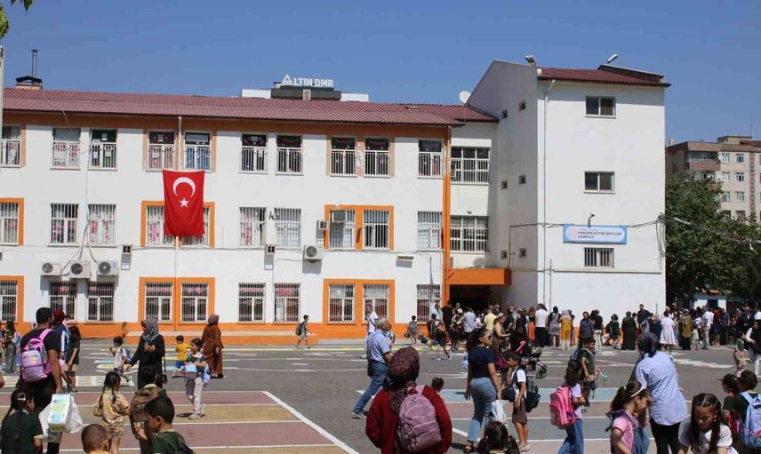 Okulun ilk gününde miniklerin coşkusu: Hantepe'de yüzlerde umut