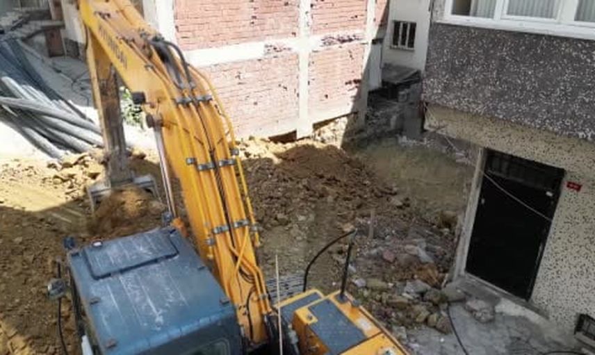 Sultangazi'de temel kazısı hasar verdi, mahallede dört bina tedbir amaçlı boşaltıldı