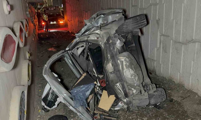 Otomobil takla atıp üst geçit ayağı ile duvar arasına sıkıştı: 2 yaralı