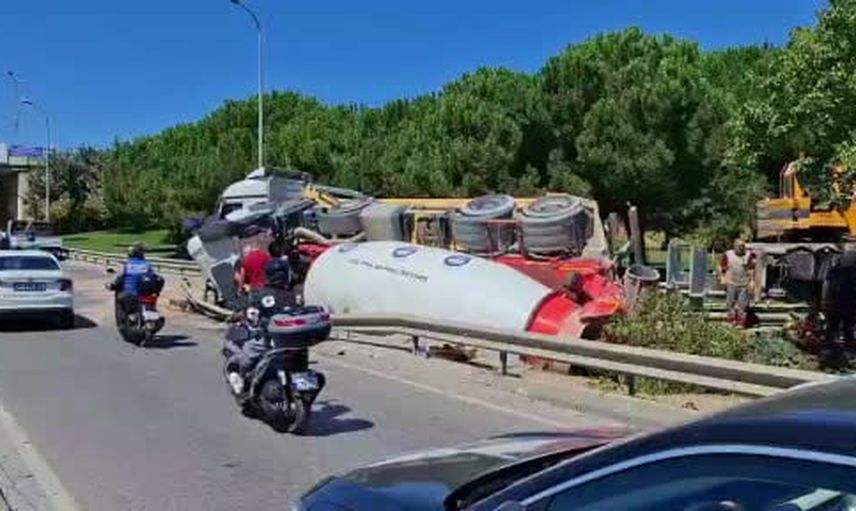 Kirazdere'de yoldan çıkan beton mikseri otluk alana devrildi