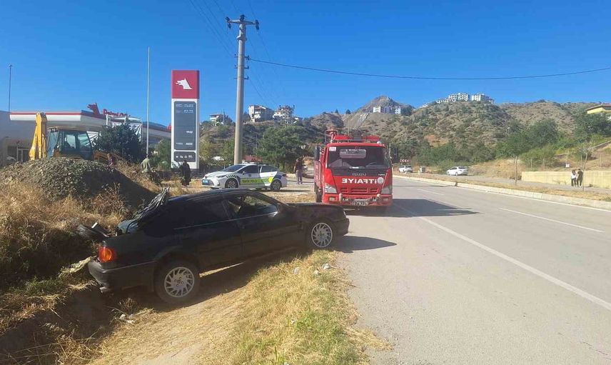 Çorum'da direksiyon hakimiyetini kaybeden otomobil su kanalına çarptı