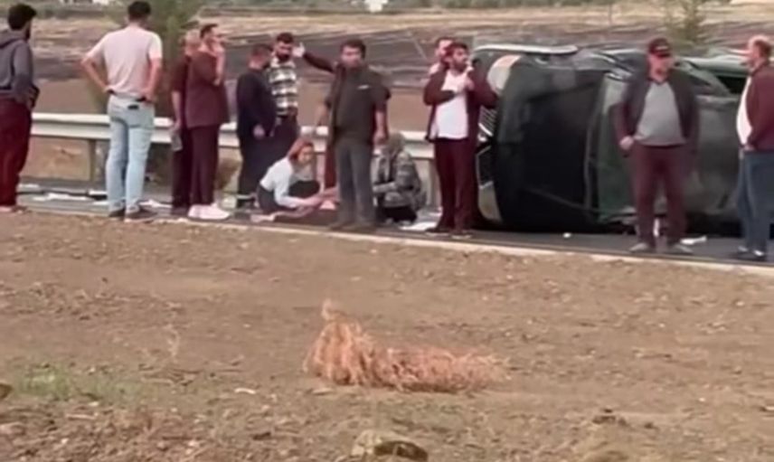 İslahiye çevreyolunda araç refüjü aşıp karşı şeride devrildi: 4 yaralı