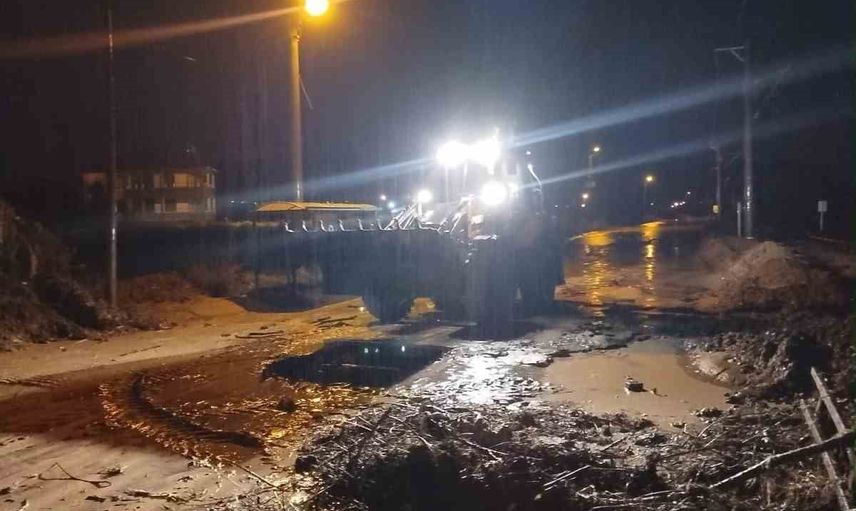 Yurtbaşı'nda selin yaralarını sarmak için başkan sahada