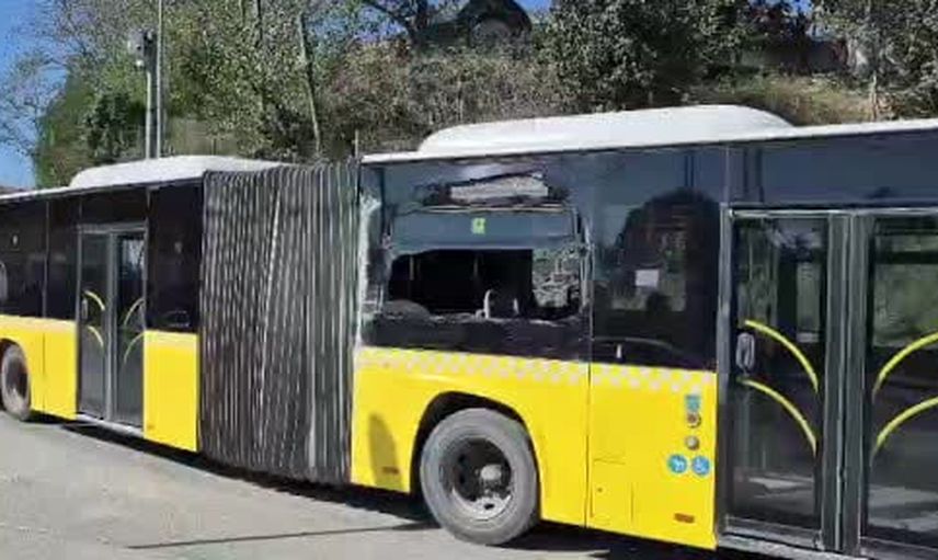Sultangazi'de direksiyon hakimiyeti kaybedilen İETT otobüsü duvara çarptı