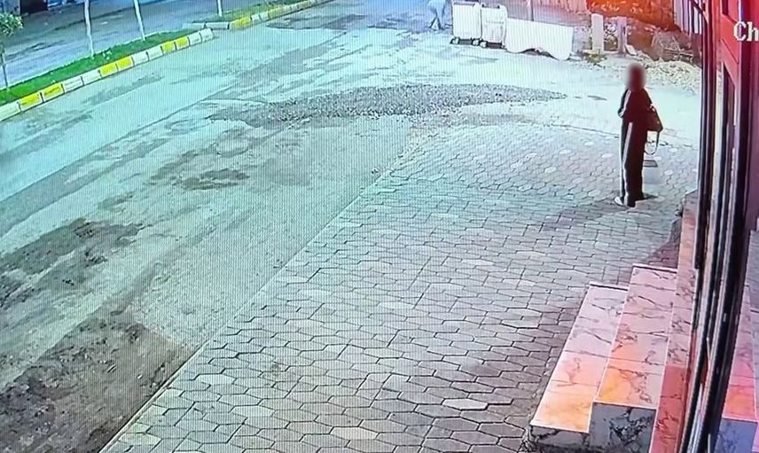 Kaldırımda yemek yiyen kediye taşla saldırı adıyaman'da kamerada