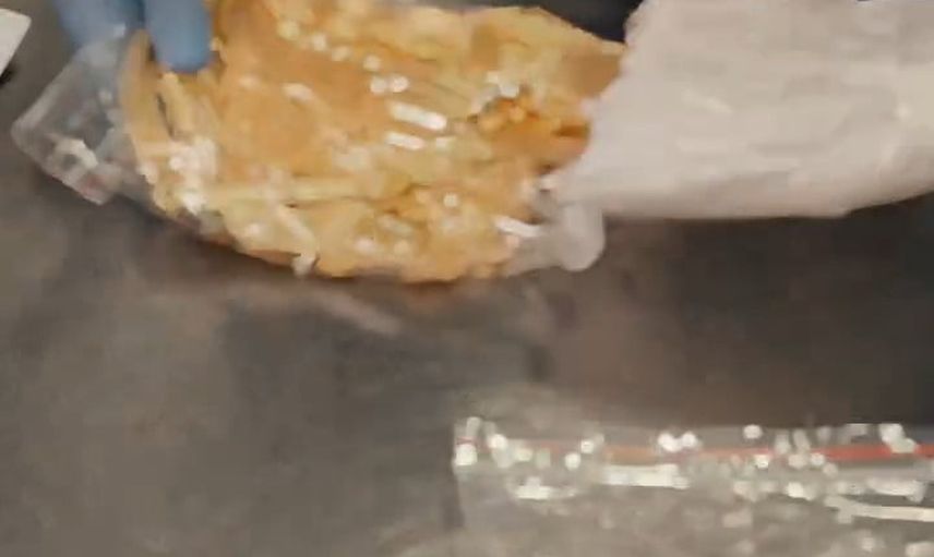 Kapitan Andreevo'da kamyonette 5 kilo 856 gram altın ve 281.400 bandrolsüz sigara ele geçirildi