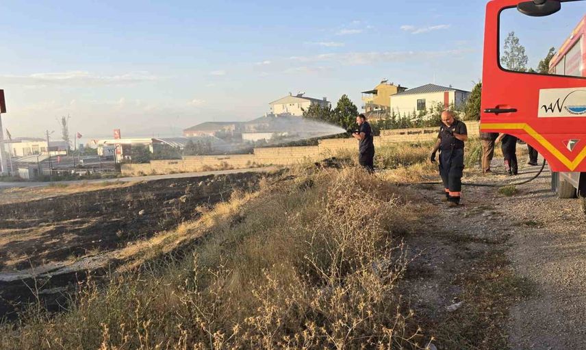 Rüzgarın etkisiyle yayılan örtü üstü yangın kısa sürede kontrol altına alındı